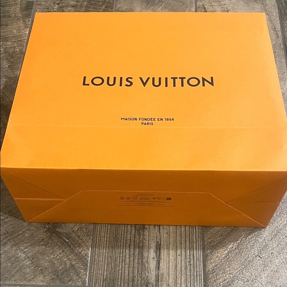 Louis Vuitton Vibrant Orange paper shopping Bag with Blue Handles from LV store - Picture 4 of 5